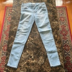 Light-washed skinny jeans